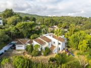 Rodeada de un paisaje ondulado, un maduro paisaje...