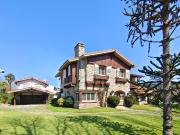 Chalet en Los Troncos sobre amplio lote con pileta