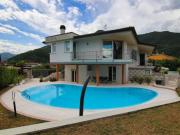 Roè Volciano, villa panoramica con piscina