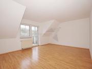 Romantische 3 Raum DG Wohnung mit Balkon in Cainsdorf