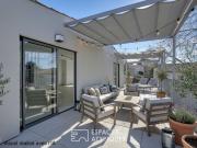 Rooftop contemporain urbain: volumes, lumière et extérieur