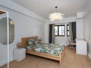 Room 10 Av. Fontes Pereira Melo 3 6D