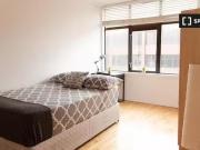 Room for rent in 3 bedroom apartment in Aldgate, London
