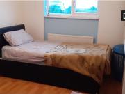 Room for rent in 3 bedroom apartment in Croydon, London