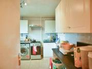 Room for rent in 3 bedroom apartment in Croydon, London