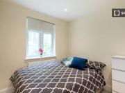 Room for rent in 3 bedroom apartment in Pimlico, London