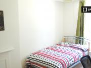 Room for rent in 3 Bedroom Apartment in Tower Hamlets