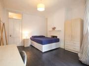 Room for rent in 4 bedroom apartment in London