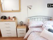 Room for rent in 4 Bedroom Apartment in Shoreditch, London