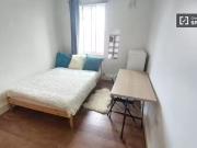 Room for rent in 4 bedroom flat in Hammersmith & Fulham