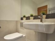 Room for rent in 5 bedroom apartment in London