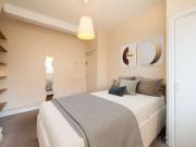 Room for rent in 5 bedroom apartment in Southwark, London