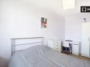 Room for rent in a 5 bedrooms Apartment in Hoxton, London