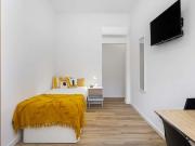 Room in a 6 bedroom apartment in Calçada Poço dos...