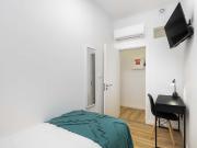 Room in a 6 bedroom apartment in Calçada Poço dos...