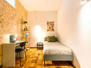 Room in a 6 bedroom apartment in Rua das Artes Gráficas,...