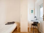 Room in Lisbon, close to the metro line Room 10