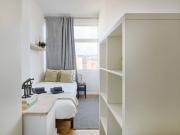 Room in Lisbon, close to the metro line Room 7