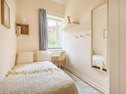 Room in Lisbon, close to the metro Room 10