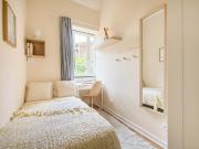 Room in Lisbon, close to the metro station Alameda Room 11