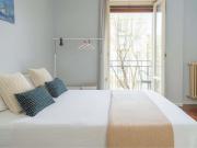 Room n1 Large and comfortable room Piazza De Angeli, Milan