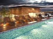 room service, cafeteria, spa, club de niños, smart home,...