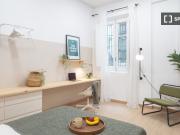 Se alquila habitación en piso de 8 habitaciones en Barcelona