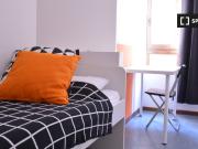 Stanza in affitto in appartamento con 6 camere da letto...