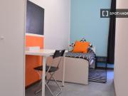 Stanza in affitto in appartamento con 6 camere da letto...