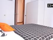 Stanza in affitto in appartamento con 6 camere da letto...