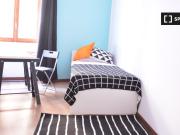 Stanza in affitto in appartamento con 6 camere da letto...