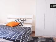 Stanza in affitto in appartamento con 8 camere da letto...