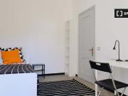 Stanza in affitto in appartamento con 8 camere da letto...