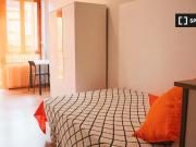 Stanza in affitto in appartamento con 6 camere da letto...