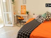 Stanza in affitto in appartamento con 7 camere da letto...