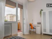 Stanza in appartamento condiviso con 5 camere da letto...