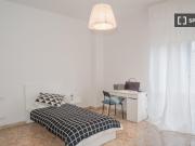 Stanza in appartamento condiviso con 5 camere da letto...