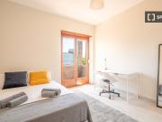 Quarto disponível para alugar em apartamento...