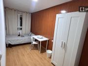 Habitación en piso de 5 habitaciones en Moscardó, Madrid Habitación en piso de 5 habitaciones en Moscardó, Madrid