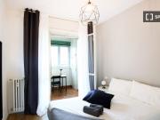 Stanza in appartamento con 5 camere da letto in affitto...