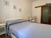 Stanza in appartamento condiviso con 5 camere da letto...