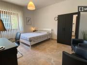 Stanza in appartamento condiviso con 5 camere da letto...
