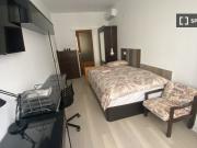 Se alquila habitación en casa de 3 habitaciones en Casco...