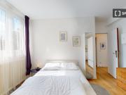 Chambre dans un appartement partagé de 14 chambres à...