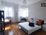 Stanza in affitto in appartamento con 6 camere da letto...