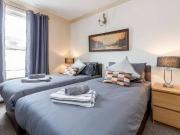 Room to rent in 2 bedroom flat in Watford, London
