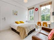 Room to rent in 3 bedroom apartment in Kensington, London