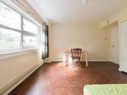 Room to rent in 4 bedroom flat in Lambeth, London
