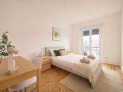 Room with private bathroom in a 4BDR apartment in Lisbon...