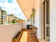 Room with private bathroom in a 6 bedroom apartment in...